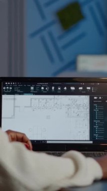 Afrikalı mühendis tasarımcı mimar CAD 'ın işletme ofisinde çalışan yeni bluilding programını analiz ediyor. Endüstriyel kadın çalışan prototip fikri üzerinde çalışıyor. Adi yazılım cihazda görünüyor.
