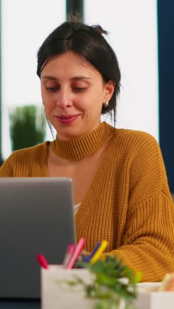 Vrolijke Zakenvrouw Typen Laptop Computer Glimlachen Zitten Aan Het Bureau — Stockvideo