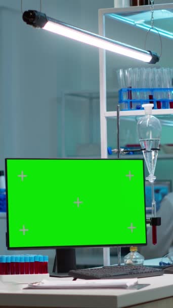 Dikey Video Modern Laboratuvarın Arka Planında Çalışan Bilim Adamlarından Oluşan — Stok video