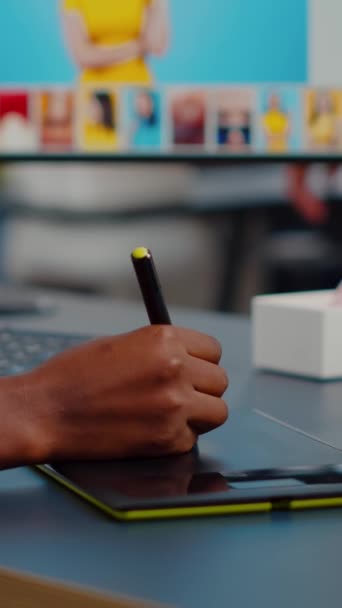 Close Africano Foto Retoucher Segurando Caneta Caneta Stylus Edição Foto — Vídeo de Stock