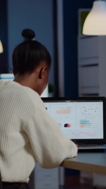 Femme Affaires Africaine Occupée Analyser Les Rapports Financiers Vérifiant Les — Video