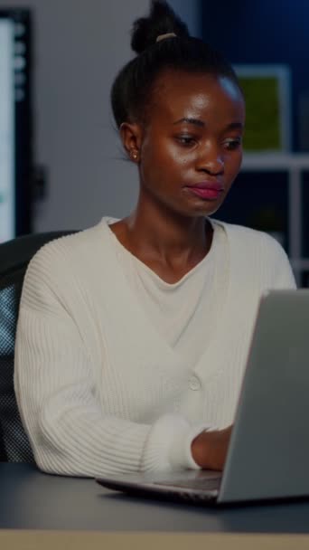 Mujer Negocios Piel Oscura Agotada Escribiendo Correo Electrónico Tarde Noche — Vídeos de Stock