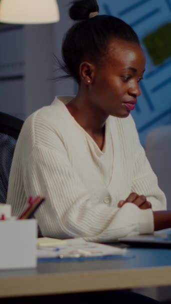 Felice Africano Freelancer Attività Lettura Sul Computer Portatile Lavoro Straordinario — Video Stock