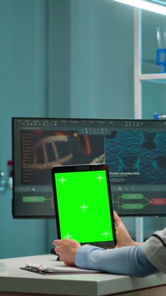 Vertikales Video Chemikerin Mit Grünem Tablet Schreibtisch Der Hintergrundtechnologie Forschung — Stockvideo