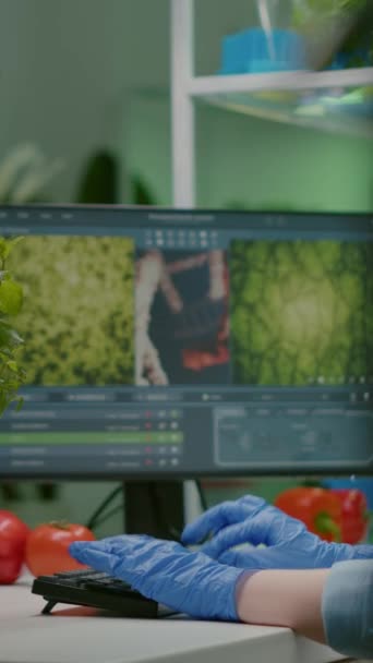 Vídeo Vertical Pesquisadora Que Mede Eco Broto Enquanto Observa Transformação — Vídeo de Stock