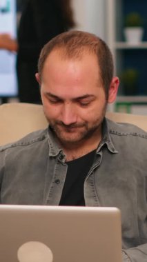 Arka planda mali raporlarla çalışan çok ırklı bir ekip varken yönetici kameranın önünde oturmuş gülümsüyor. Çeşitli iş arkadaşları modern ofisteki başlangıç finans şirketinden bahsediyorlar..