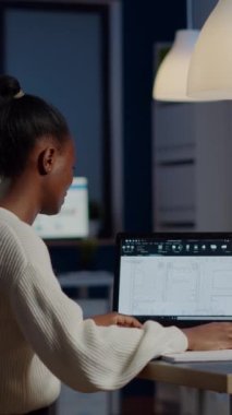 Mühendis tasarımcı mimar CAD programında işletme ofisinde çalışan yeni bir bluilding planı yapıyor. Endüstriyel kadın çalışan prototip fikri üzerinde çalışıyor. Cihaz ekranında adi yazılım gösteriyor.