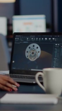 Heyecanlı siyahi kadın endüstri mimarı modern kurnaz program üzerinde çalışıyor. Başlangıç ofisinde oturuyor. Endüstriyel mühendis prototip fikri üzerinde çalışıyor. Adi yazılımı aygıt ekranında gösteriyor.