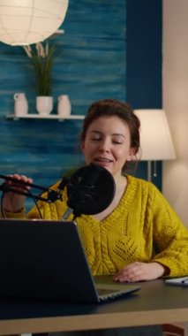 Dikey video: Sosyal medya yıldızı kameraya konuşuyor ve şovun yeni bir bölümünü kaydediyor. İnternet sitesi aboneleri için canlı yayında canlı yayında canlı yayında canlı yayında canlı yayında canlı yayında canlı yayında konuşma yapan içerik yaratıcı etkileyicisi