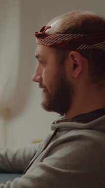 Dikey video: Güçlü kişisel bilgisayarın başında oturmuş kameraya bakan genç profesyonel oyuncu portresi. Konsantre siber oyuncular birinci şahıs uzay nişancısı çevrimiçi video oyunu sahnelerken