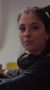 Dikey video: Konsantre oyuncu e-oyun şampiyonası sırasında RGB güçlü kişisel bilgisayarında oyun oynarken kameraya bakıyor. Oyun sırasında Esport siber performansı