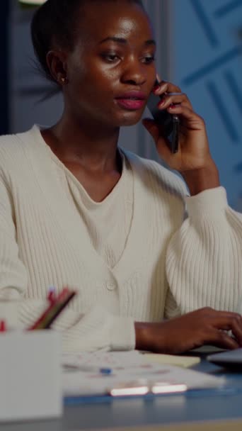 Afrikansk Anställd Talar Telefon Medan Arbetar Laptop Sent Kvällen Upptagen — Stockvideo