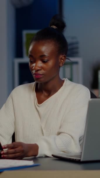 Afrikanische Managerin Mit Laptop Und Tablet Der Gleichen Zeit Überstunden — Stockvideo