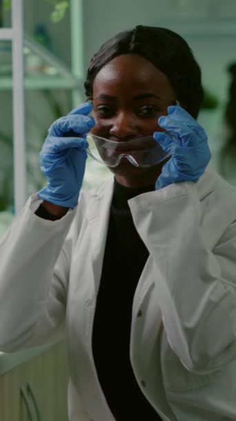 미생물 실험실에서 촬영중인 카메라를 코트를 아프리카 생물학자의 유전자 돌연변이를 연구하는 — 비디오