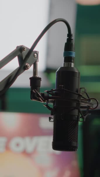 Vídeo Vertical Micrófono Profesional Streaming Estudio Casa Juegos Vacíos Con — Vídeo de stock