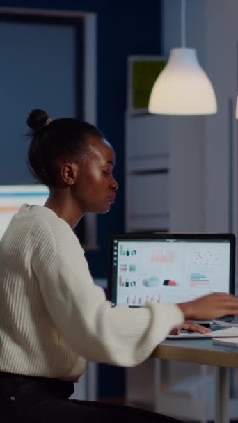Afrikanska Affärskvinna Läser Affärsrapporter Från Laptop Start Kontor Sent Kvällen — Stockvideo