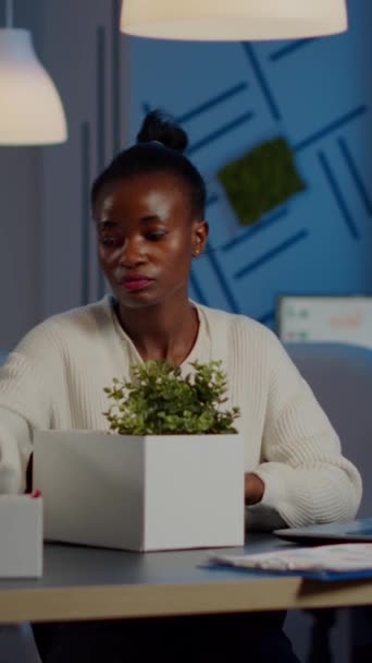 Traurige Afrikanisch Gefeuerte Geschäftsfrau Die Dinge Kartons Packt Und Spät — Stockvideo