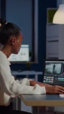 Siyahi video editörü, yeni proje kurgusunda çalışıyor. Ses filmi montajı yapıyor. Girişimci ofisinde oturuyor. Profesyonel laptop, modern teknoloji ve kablosuz ağ kullanan kadın içeriği oluşturucu