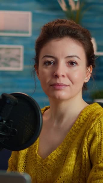 Függőleges Videó Portré Vlogger Néz Kamera Mosolyog Megkezdése Előtt Élő — Stock videók