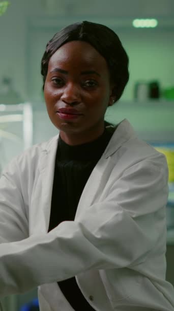Függőleges Videó Afrikai Tudós Orvosi Szemüvegét Kamerába Teszi Miközben Kollégája — Stock videók