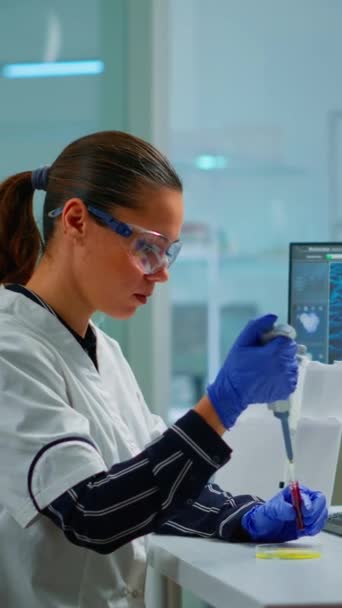 Vertikální Video Vědec Moderně Vybavené Lékařské Laboratoři Zkoumá Objev Drog — Stock video