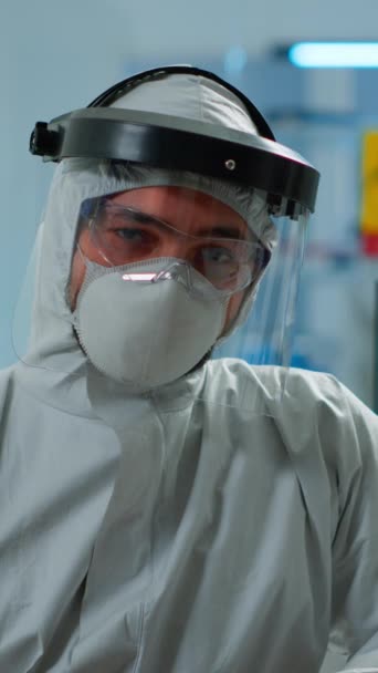장비를 실험실에서 일하는 화학자인 사람의 의사를 밀봉하는 박테리아 샘플을 연구하는 — 비디오