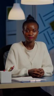 İş yeri planlama stratejisinden gece yarısı video konferansında siyahi yönetici kadın dinleyici ortak. Sanal toplantıda modern teknoloji ağını kullanan bayan kablosuz görüşme yapıyor.