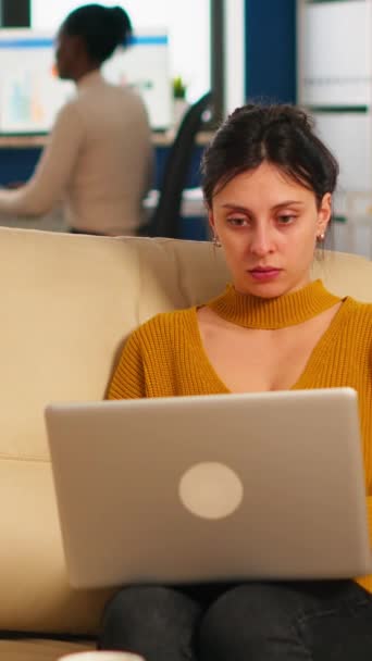 Empresária Sentada Sofá Segurando Laptop Sorrindo Para Câmera Enquanto Diversos — Vídeo de Stock