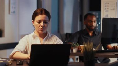 Başlangıç raporunu planlamak için dizüstü bilgisayar kullanan kadın çalışanın portresi, şirket araştırma sunumunda gece geç saatlere kadar çalışmak. Yazılım uygulaması ile çevrimiçi web verileri analiz ediliyor.