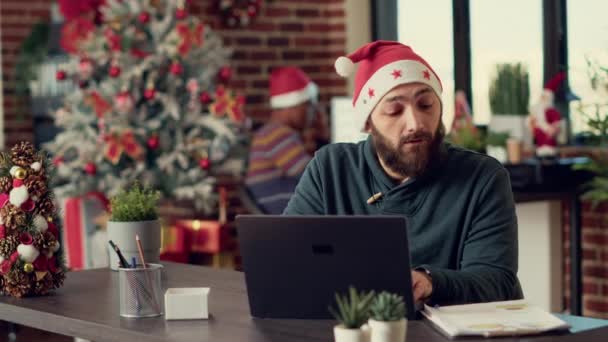 Männliche Arbeiter Analysieren Informationen Laptop Festlichen Arbeitsplätzen Während Der Weihnachtsfeiertage — Stockvideo