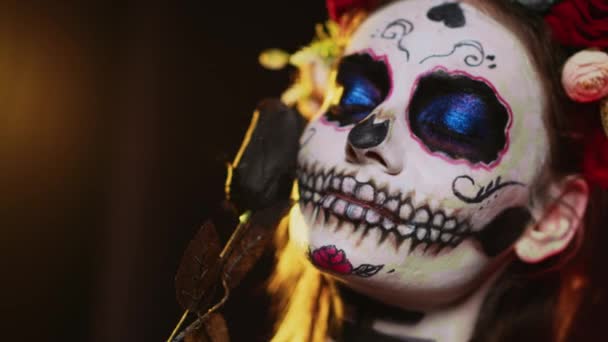 Dama Muerte Asustadiza Con Cráneo Corona Colorida Flores Posando Estudio — Vídeos de Stock