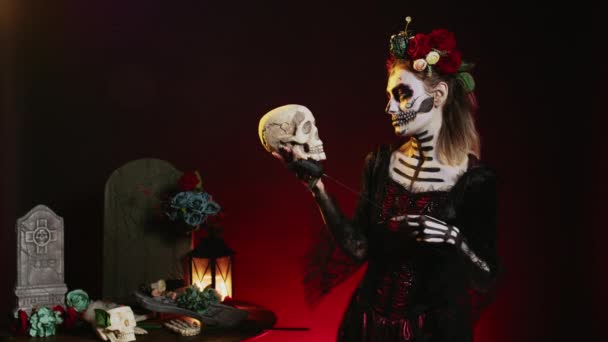 Horror Gruselmodel Mit Traditionellem Make Zum Mexikanischen Feiertag Und Totenkopf — Stockvideo