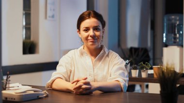 Web kamerasıyla telekonferans toplantısına katılan bayan yönetici, online iş videosu konferansında insanlarla sohbet ediyor. Uzaktan kumandalı internet konferansında konuşmak. Üçayak atışı.