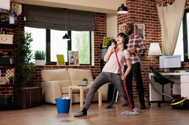 Evli, çok ırklı, temizlik yapan bir çift. Kocası temizlik yaparken karısı paspasla şarkı söylerken hayal kırıklığına uğramış. Kadın yardım etmeden şakalaşıyor, koca ev işlerini tek başına yapıyor..