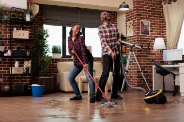 Kadın yerleri paspaslayıp dans ederken, erkek elinde süpürgeyle tutkuyla şarkı söylüyor. Afrika kökenli Amerikalı çiftler hafta sonları temizlik yapıyorlar. Evlerini düzenli ve temiz tutuyorlar..