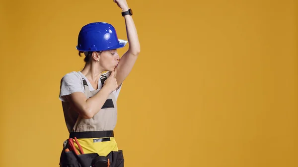 Stüdyoda Güçlü Bir Kadın Kol Kaslarını Esnetiyor Aletlerle Inşaat Yenileme — Stok fotoğraf