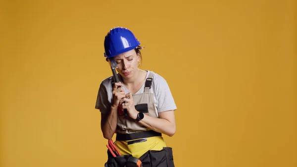 Porträt Einer Mächtigen Bauarbeiterin Die Kopfschmerzen Bei Bauarbeiten Hat Und — Stockfoto