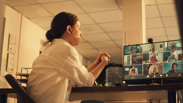 Bilgisayardaki Şirket Video Toplantısına Katılan Ofis Çalışanı Arkadaşlarıyla Konuşmak Için — Stok fotoğraf
