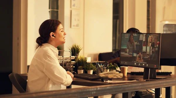 Ofis Çalışanı Web Kamerasındaki Insanlarla Konuşmak Için Bilgisayar Üzerinden Video — Stok fotoğraf