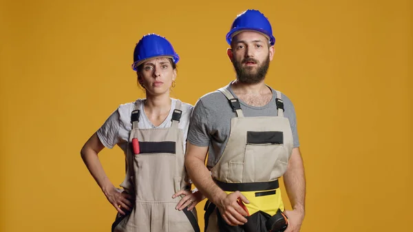 Felices Constructores Bailando Cantando Estudio Con Monos Cascos Hacer Movimientos — Foto de Stock