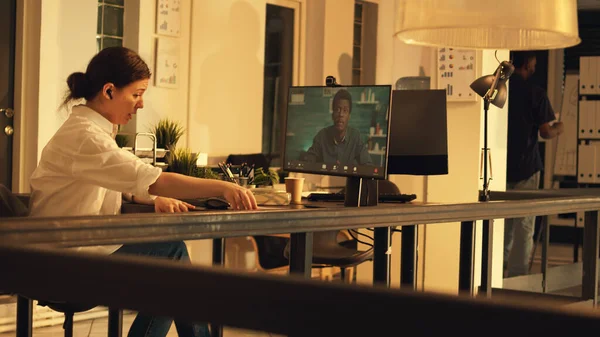 Kadın çalışan, bir adamla online webcam konferansında konuşuyor, bilgisayarla iş arkadaşıyla sohbet ediyor. Uzaktan konuşma yapmak için video çağrısı telekonferans toplantısına katılacağım..