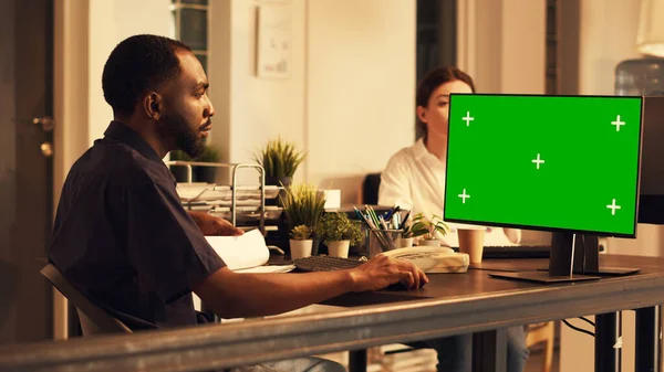 Männlicher Manager Schaut Auf Computer Mit Greenscreen Display Und Arbeitet — Stockfoto