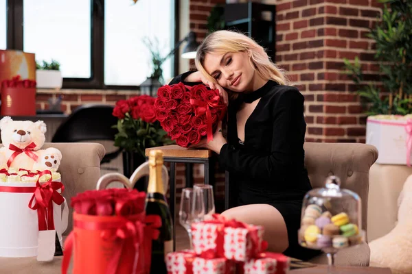 Belle Femme Blonde Posant Avec Des Roses Rouges Saint Valentin — Photo