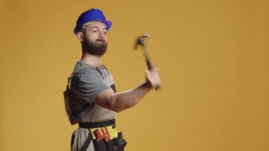 İnşaat işçisi duvara çivi çakmak için manuel çekiç kullanıyor, balyoz ya da tokmakla kırıp parçalamaya çalışıyor. Tamirci mekanik enstrüman ve aletlerle yeniden yapılandırma yapıyor.