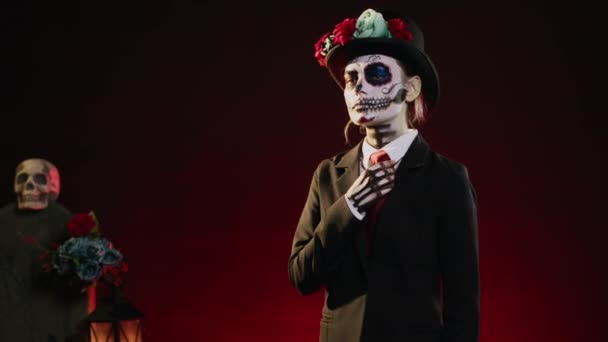 Deusa Dos Mortos Com Terno Chapéu Olhando Assustador Vestindo Crânio — Vídeo de Stock