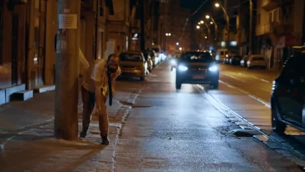 Przerażająco Wyglądające Biurowe Zombie Błąkające Się Nocą Ulicach Miasta Bezmyślne — Wideo stockowe