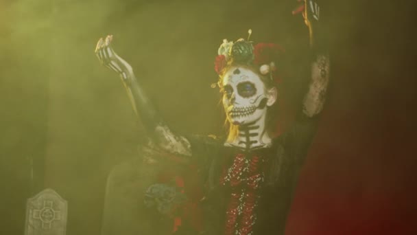 해골로 장식된우아 죽음의 여신의 의상을 머리띠를 스튜디오에서 멕시코 전통을 기념하기 — 비디오
