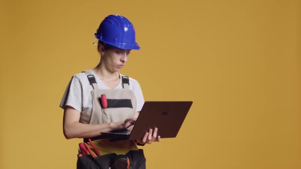 Mulher Confiante Navegando Internet Laptop Encontrando Inspiração Construção Para Trabalhar — Vídeo de Stock