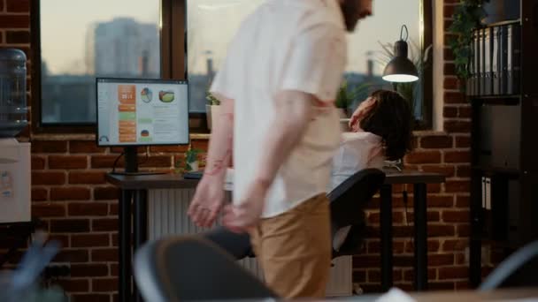 Ofisteki Ürkütücü Zombi Masa Başında Otururken Telefonuna Cevap Veriyor Kanlı — Stok video