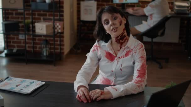 Horror Zombie Uśmiecha Się Przerażająco Przestrzeni Biurowej Podczas Warczenia Przed — Wideo stockowe